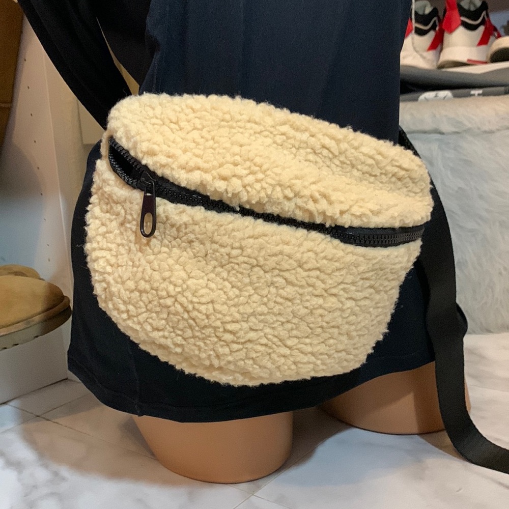 SUPER CUTE SHEARLING FANNY PACK